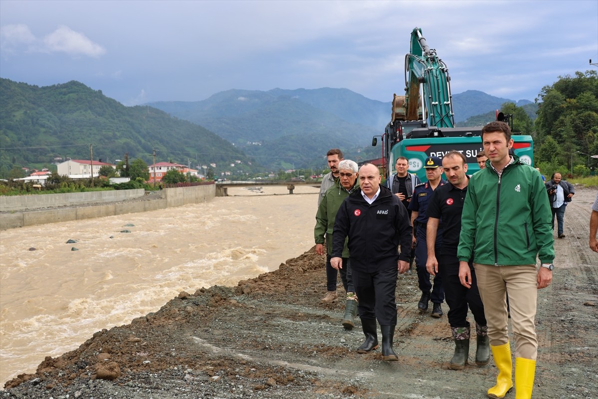 Artvin'de Heyelan ve Taşkınların Ardından 32 Köy Yolu Ulaşıma Açıldı