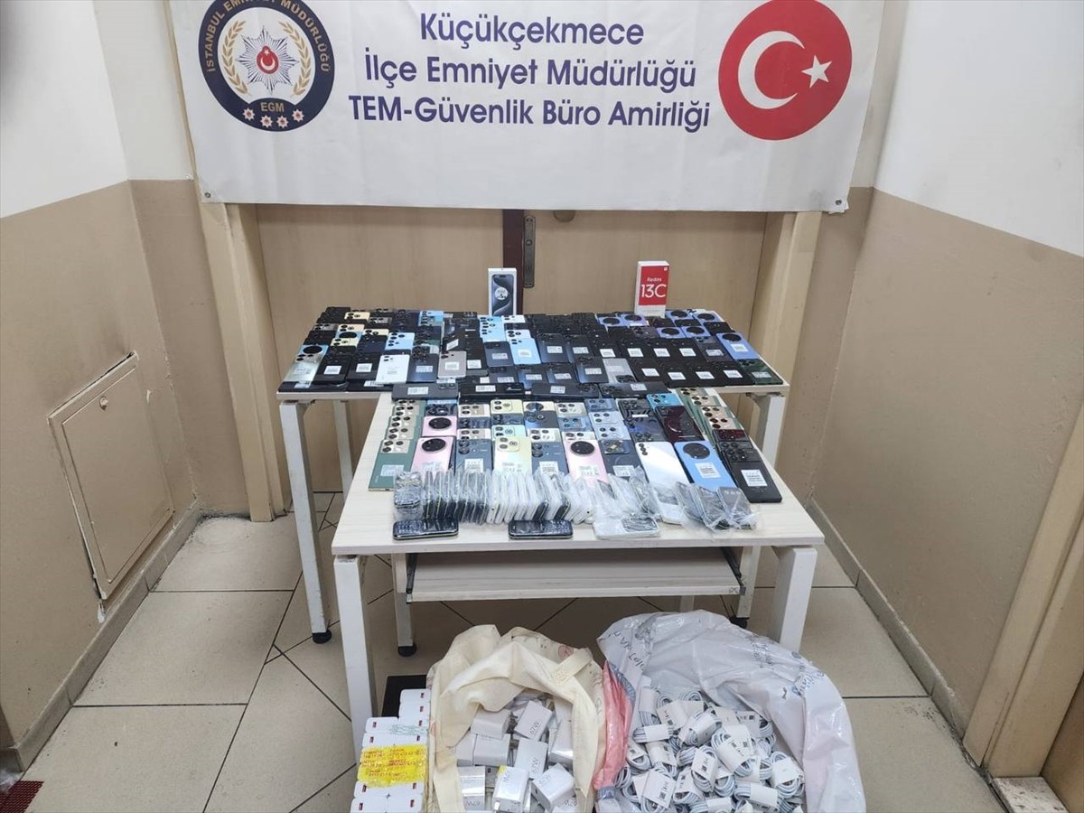 Küçükçekmece'de Kaçak Cep Telefonu Operasyonu