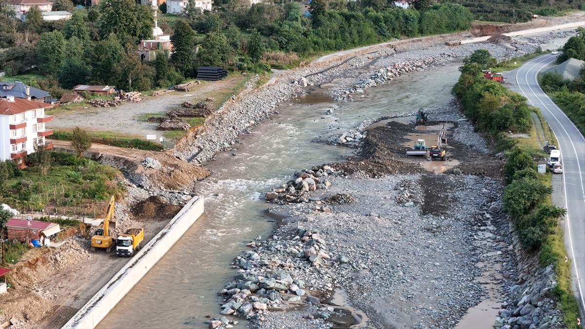 Arhavi'de Taşkın ve Heyelan Sonrası Temizlik ve Yol Çalışmaları Devam Ediyor