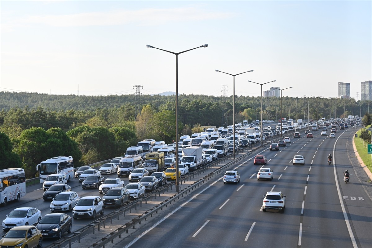 İstanbul Trafiğinde Yoğunluk Hüküm Sürüyor