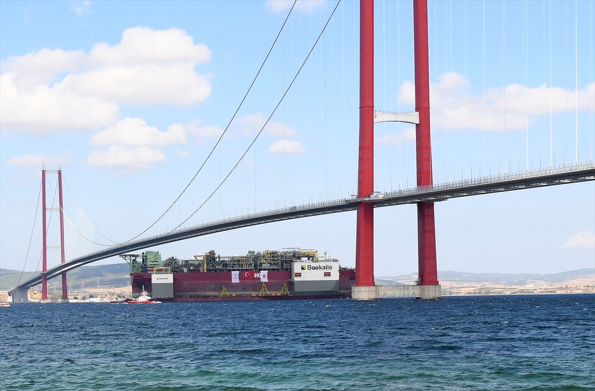 Türkiye'nin İlk Yüzer Doğal Gaz Platformu Çanakkale Boğazı'ndan Geçti