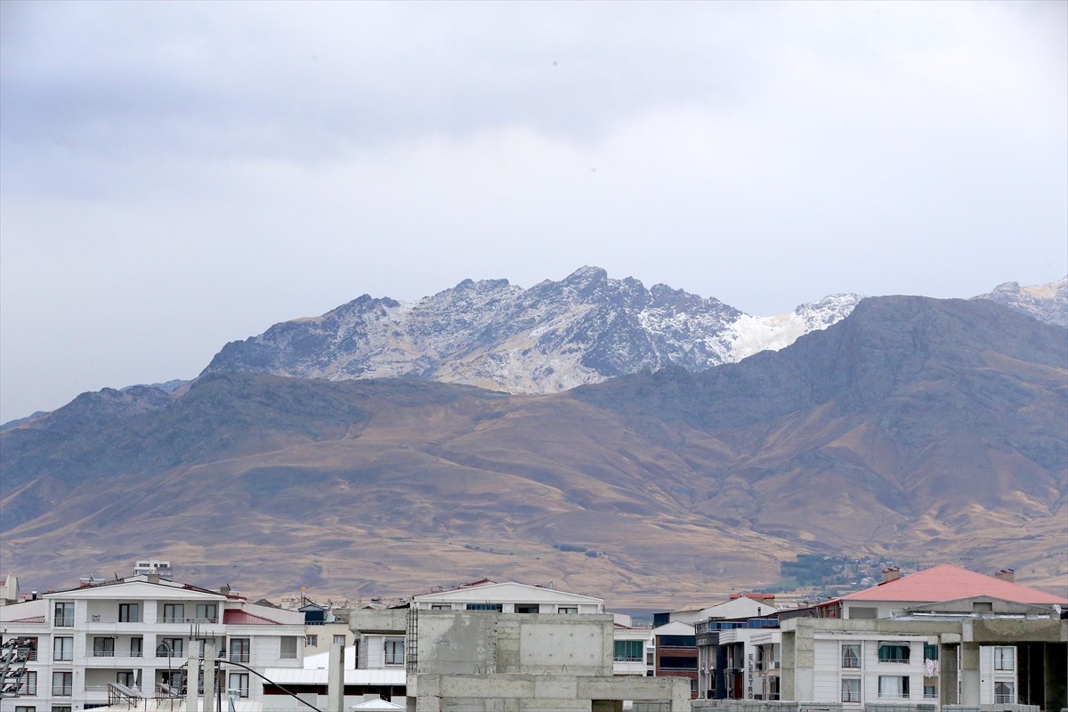 Erek Dağı'na Erken Kar Yağışı