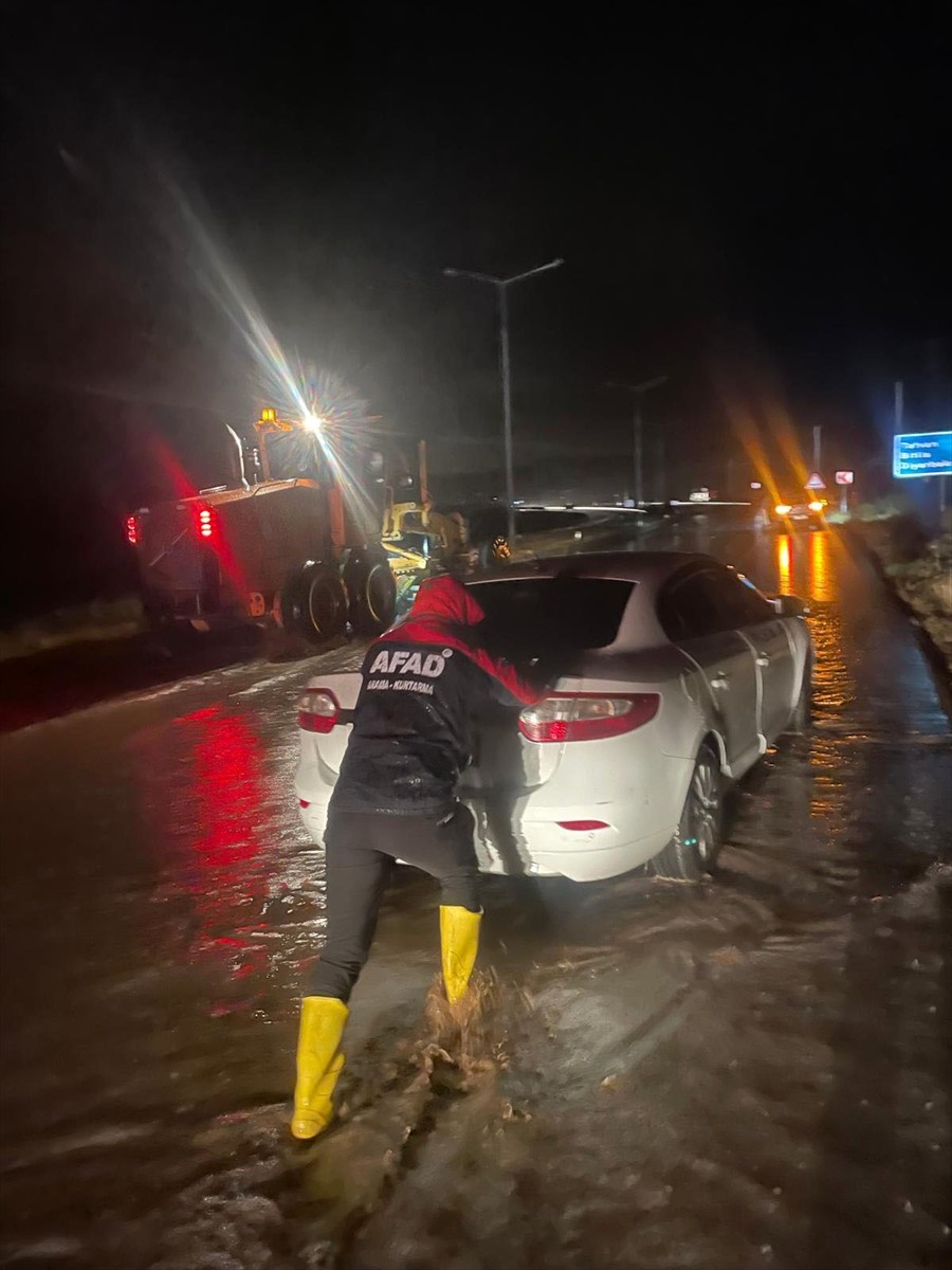 Bitlis'te Sağanak Yağış Araçların Mahsur Kalmasına Neden Oldu