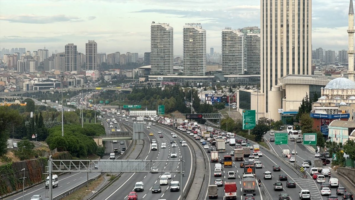 İstanbul'da Mesai Gününde Artan Trafik Yoğunluğu