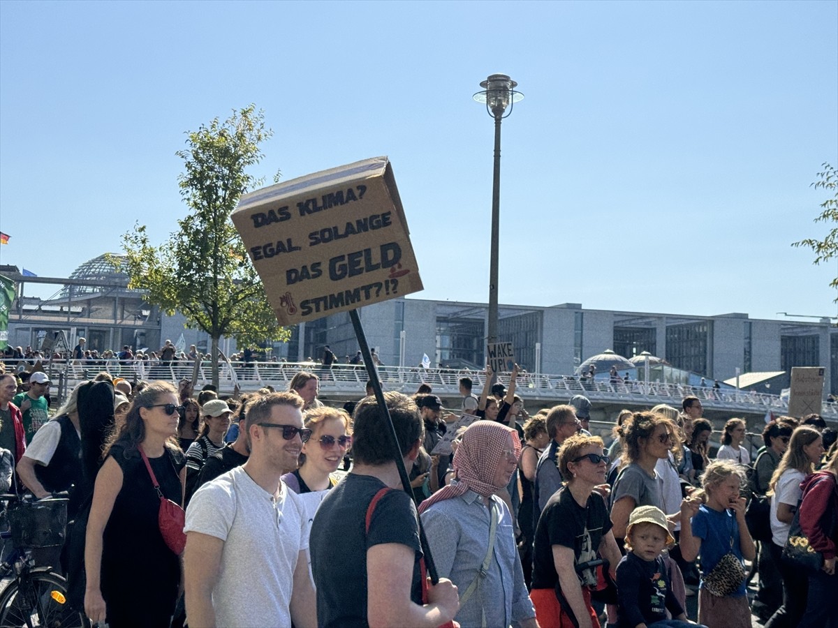 Berlin'de İklim Protestosu: Gelecek İçin Harekete Geçme Çağrısı