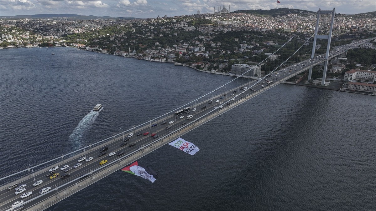 Gazze İçin Unutulmaz Bir Anma: 15 Temmuz Köprüsü'nde Pankart