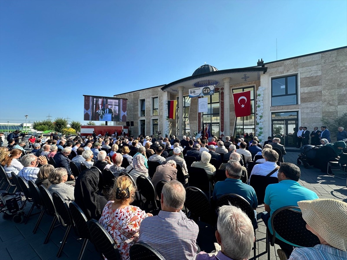 Brühl Camisi Törende Dualarla Açıldı