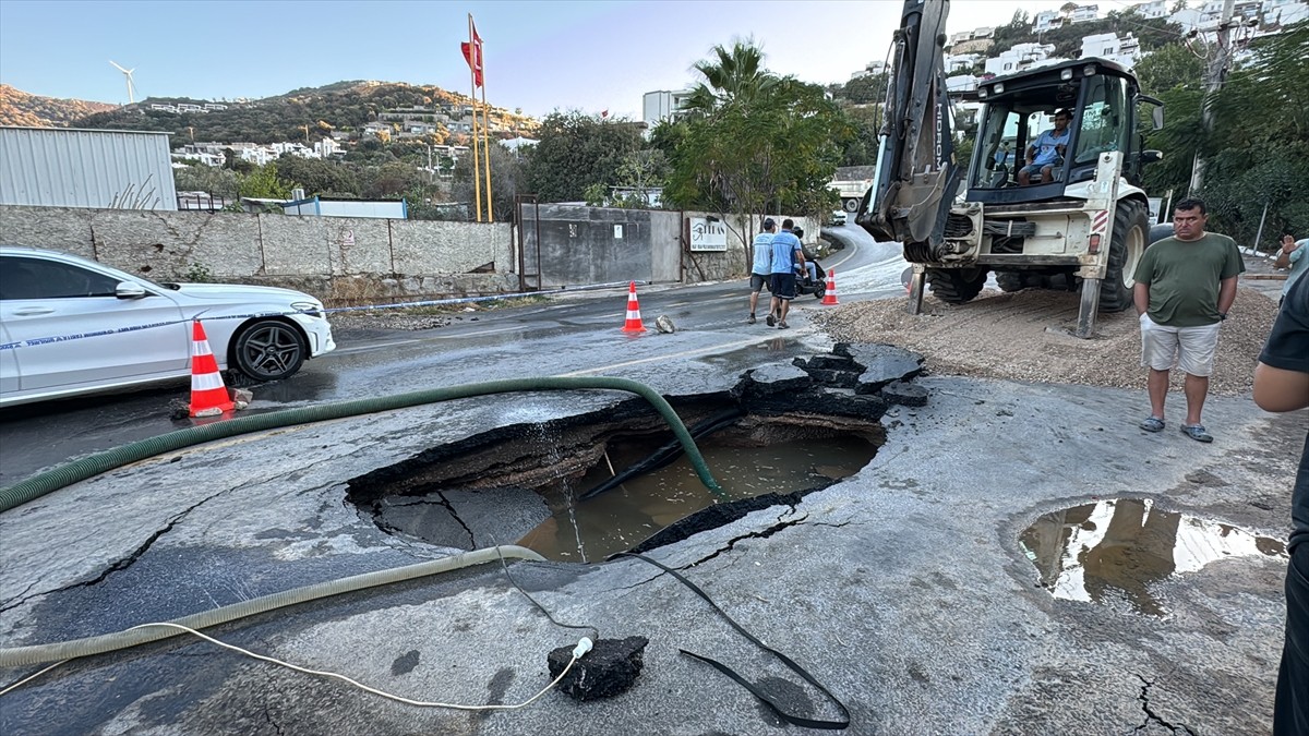 Bodrum'da Su İsale Hattı Patladı, Market Su Altında Kaldı