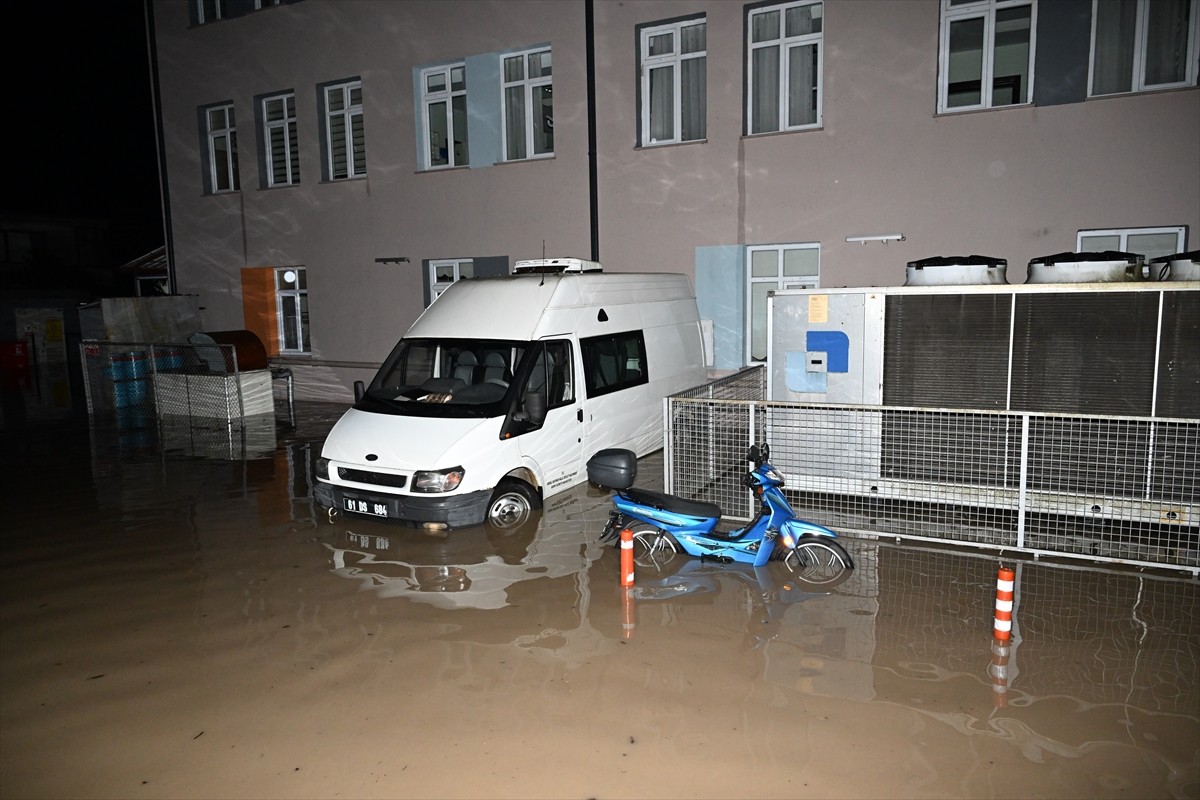 Trabzon'da Sağanak Yağış Hayatı Olumsuz Etkiledi