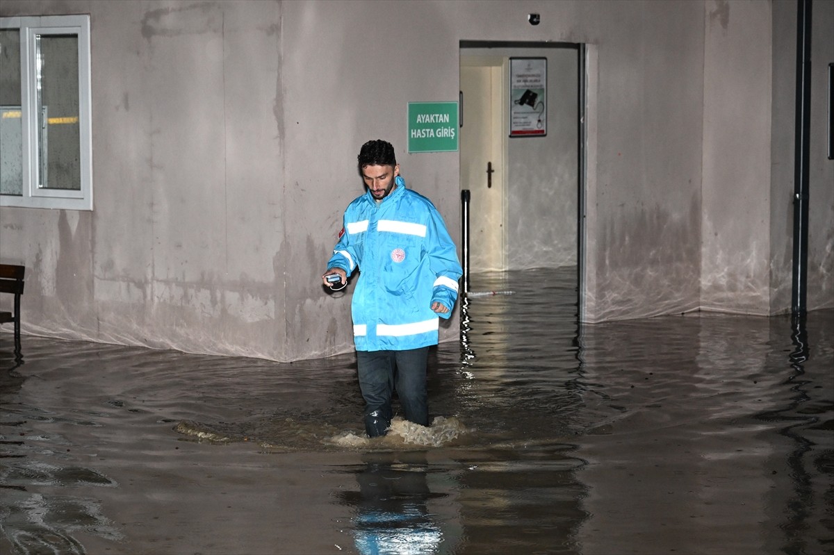 Trabzon'daki Sağanak Yağış Hayatı Olumsuz Etkiledi