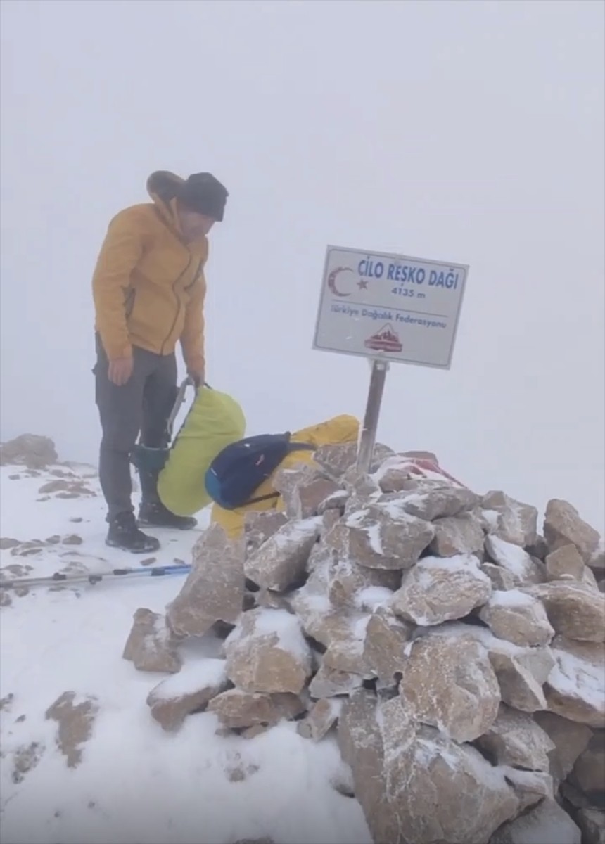 Hakkari'de Dağcılar Cilo Dağı'nda Zorlu Tırmanış Yaşadı