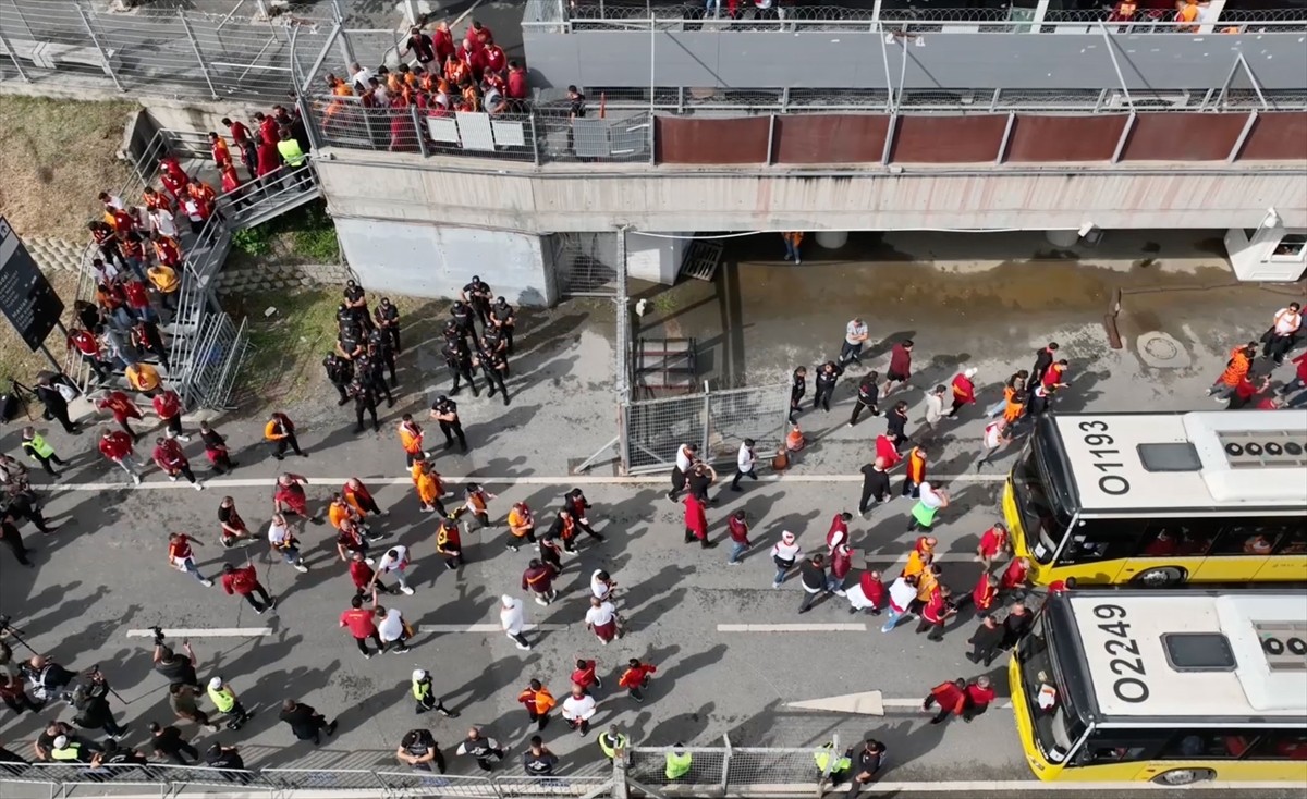 Galatasaraylı Taraftarlar Kadıköy'e Gitti