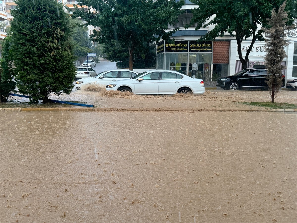 Şanlıurfa'da Sağanak Yağış Etkili Oldu