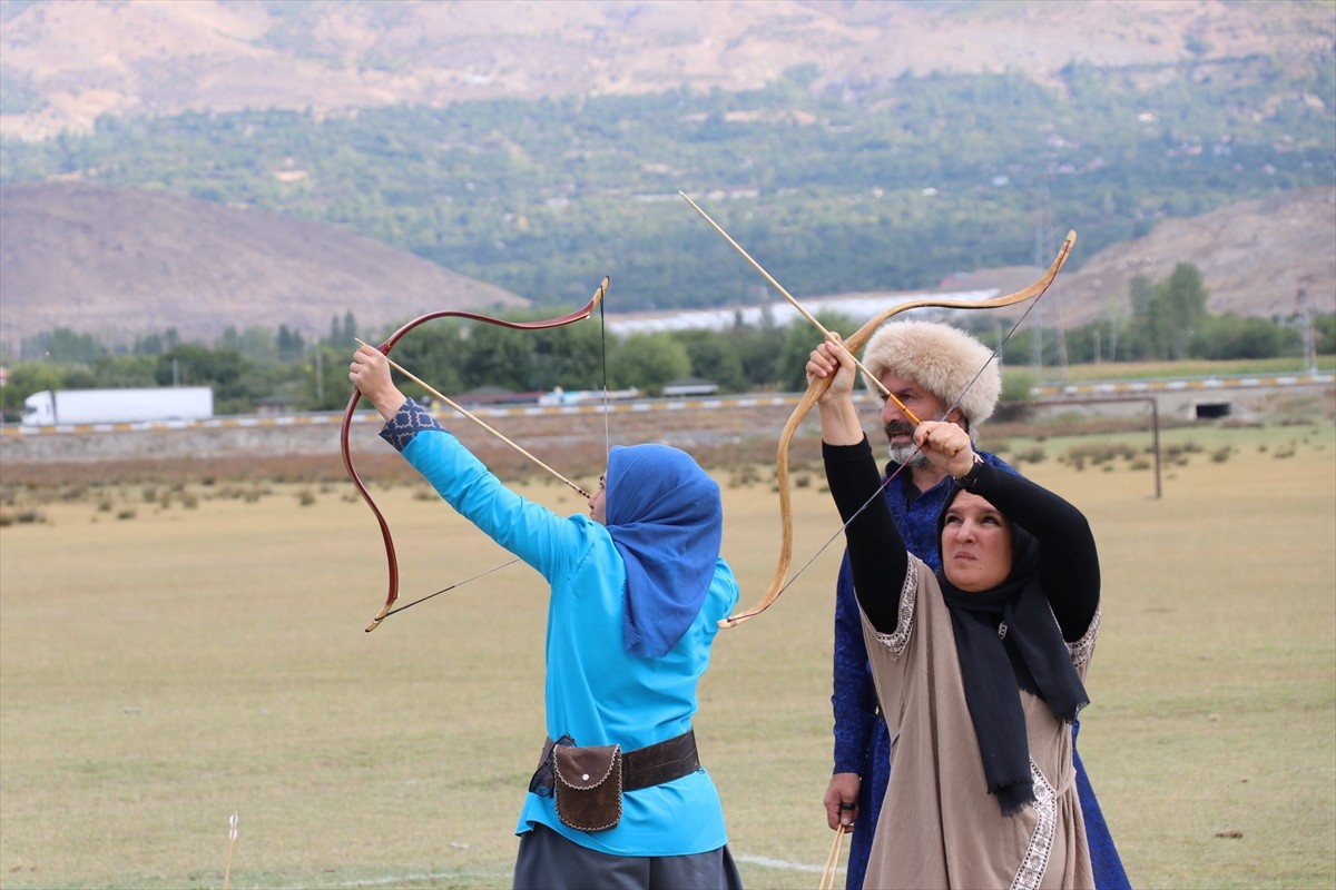 Erzincan'da Geleneksel Okçuluk Şampiyonası Başladı