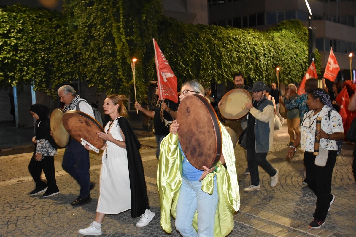 İzmir'de Sanatçılardan Filistin'e Destek Yürüyüşü