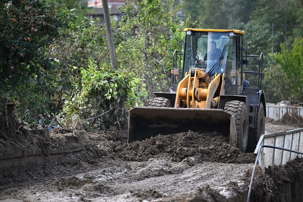 Trabzon'da Taşkın ve Heyelan Sonrası Temizlik Çalışmaları Devam Ediyor