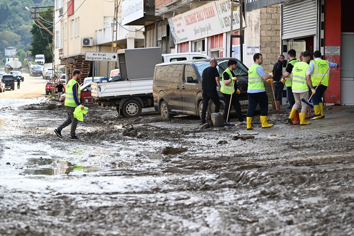 Trabzon'daki Taşkın ve Heyelan Sonrası Temizlik Çalışmaları Devam Ediyor