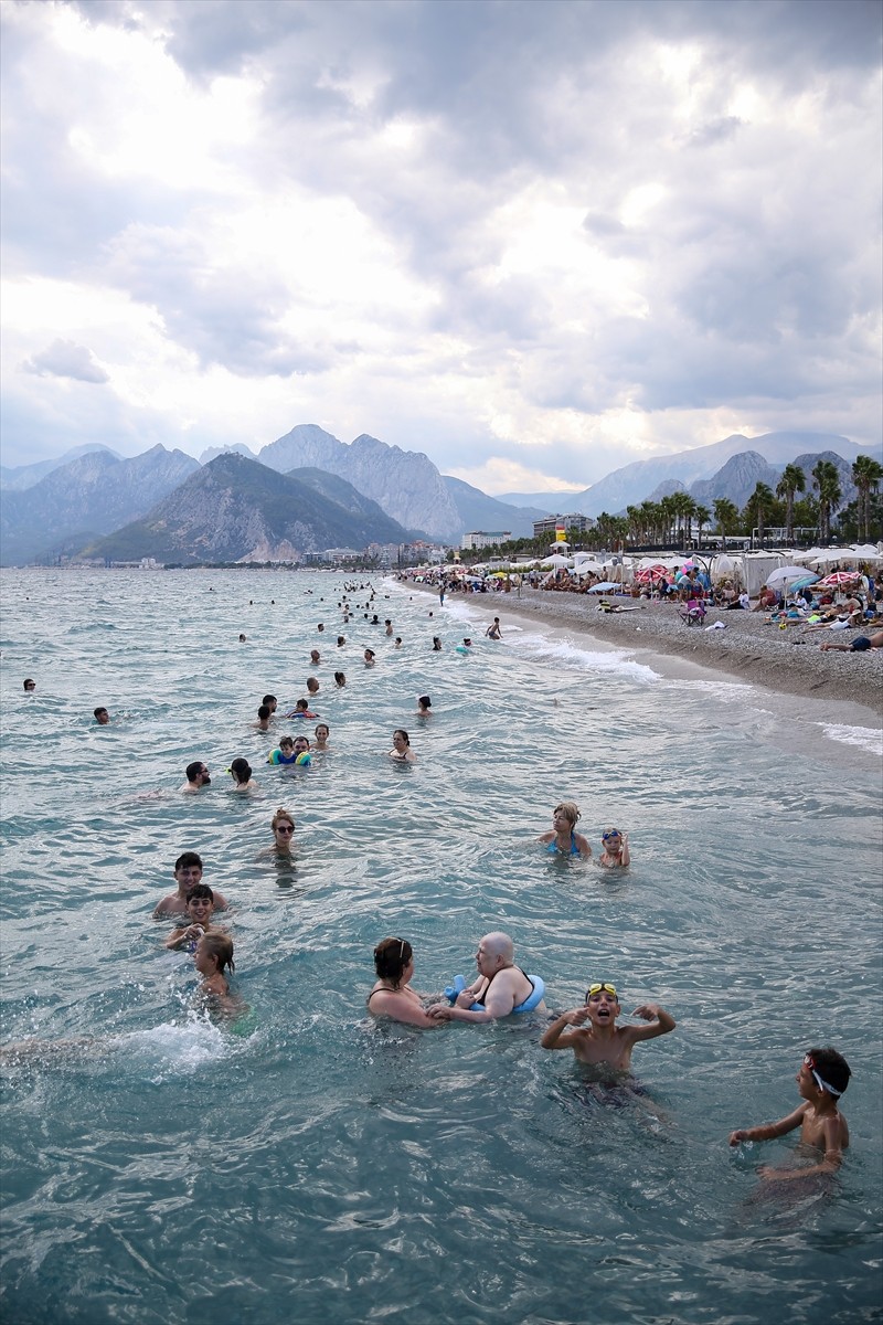 Antalya'da Yaz Havası Devam Ediyor