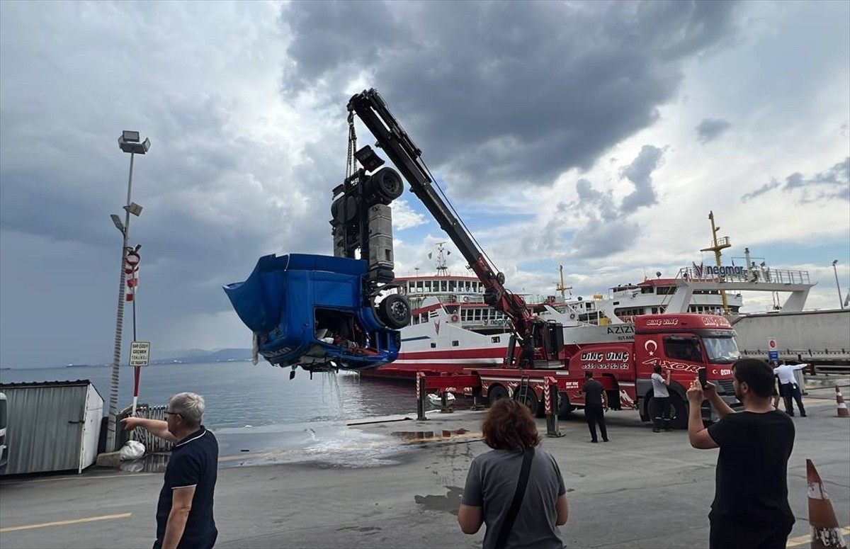 Kocaeli'de Freni Boşalan Tır Denize Düştü