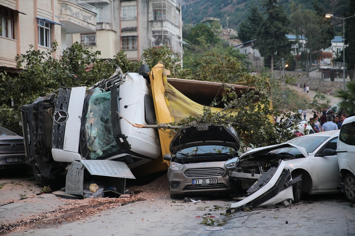 Hatay'da Hafriyat Kamyonu Kazası: 5 Yaralı