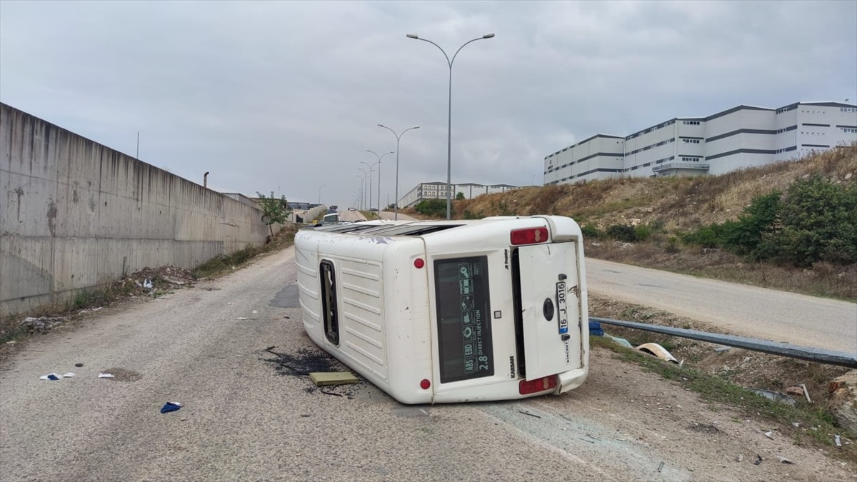 İnegöl'de İşçi Servisi Minibüsü Devrildi: 13 Yaralı