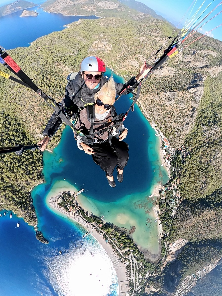 Fethiye'de Yaşlı Turistlerin Yamaç Paraşütü Deneyimi