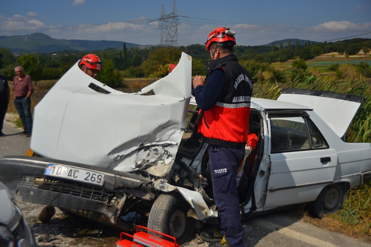 Balıkesir'de Üç Araçlı Kaza: Dört Yaralı