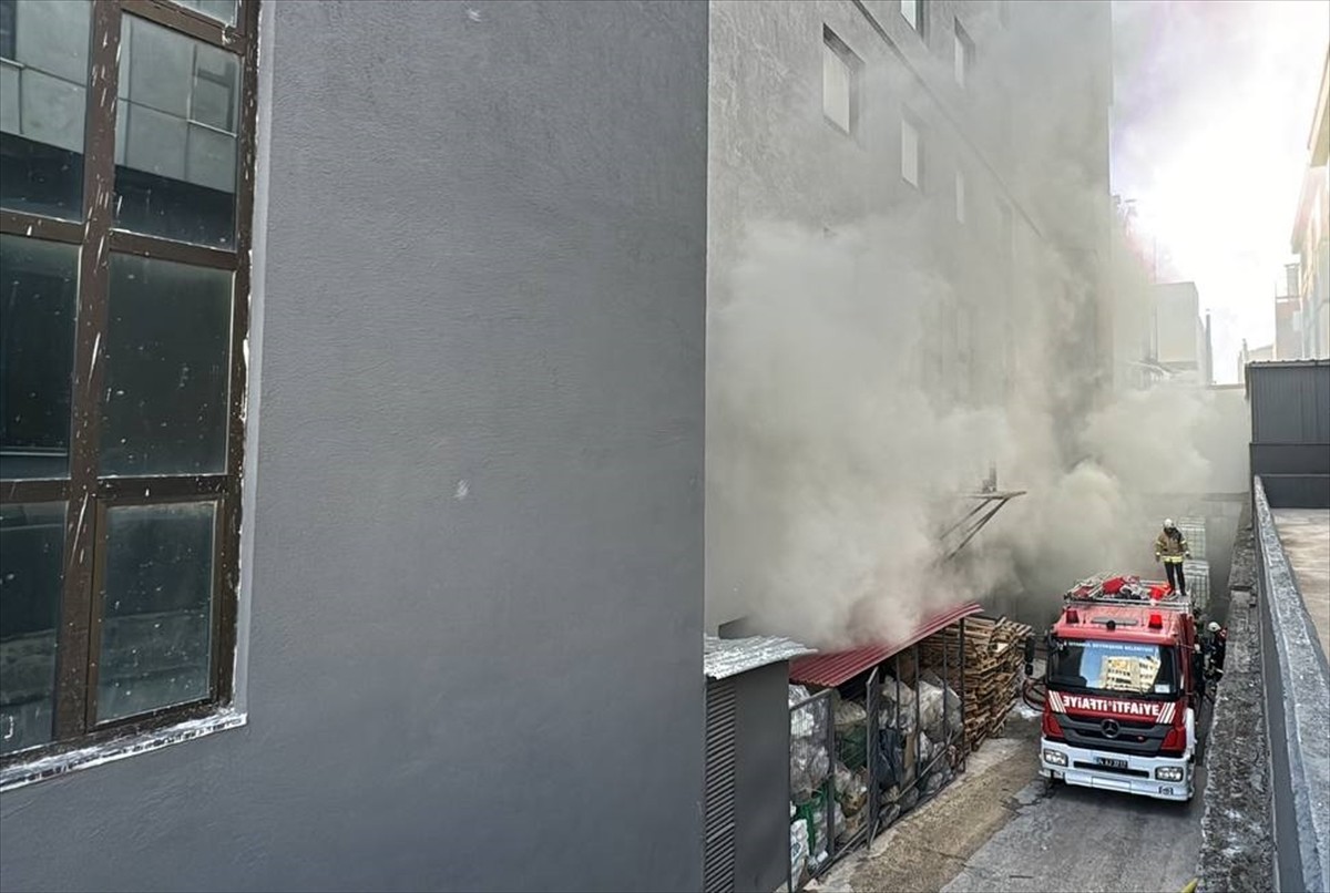 Beylikdüzü'nde Sanayi Fabrikasında Yangın Çıktı