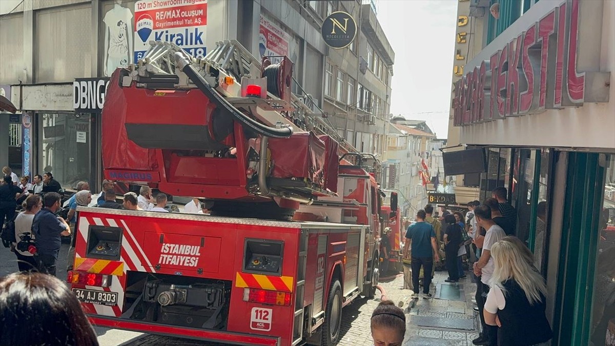 Fatih'teki 7 Katlı Otelde Yangın Kontrol Altına Alındı