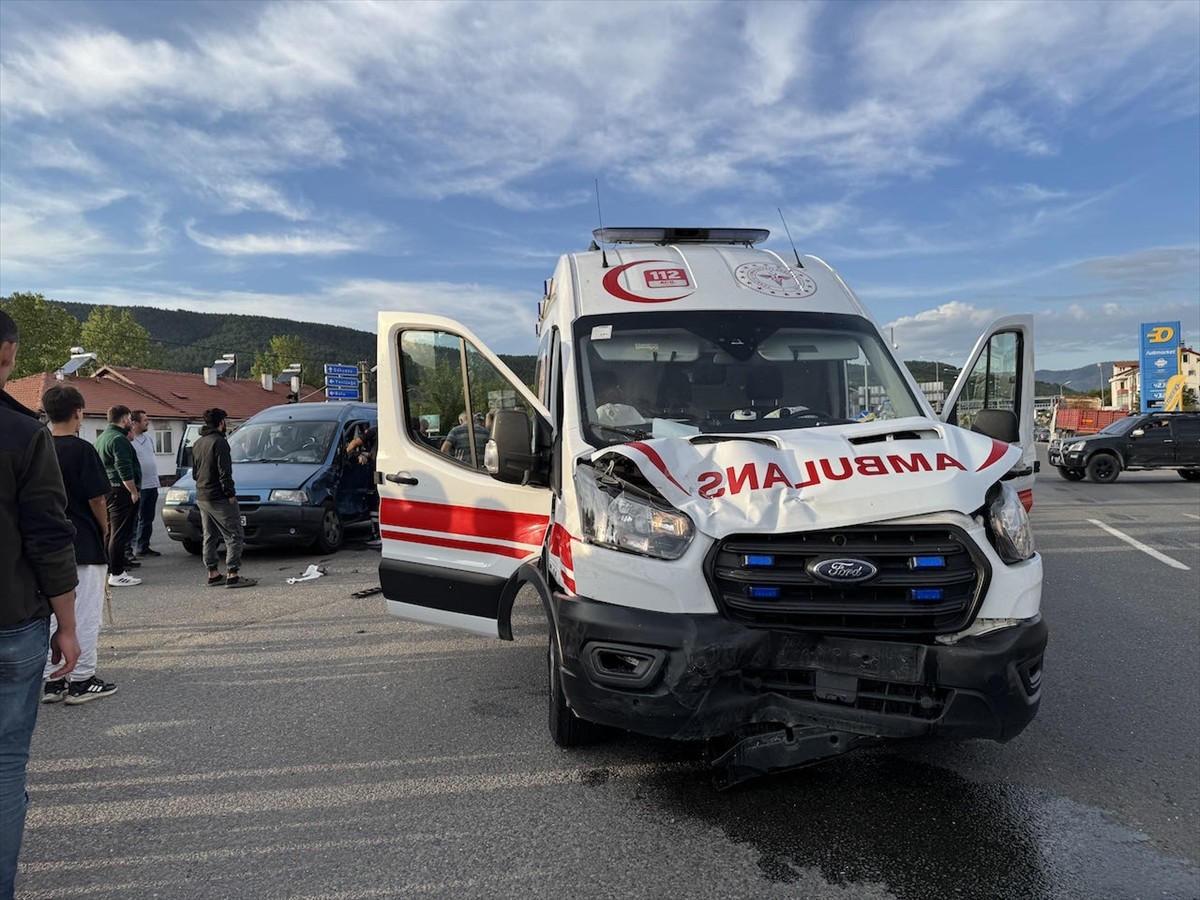 Bolu'da Ambulans ve Hafif Ticari Araç Çarpıştı: 1 Yaralı