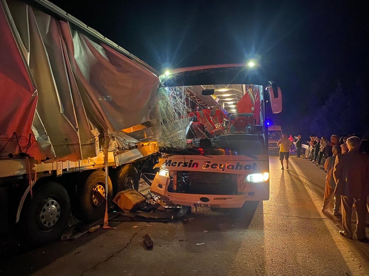 Adana'da Yolcu Otobüsü Tıra Çarptı: 3 Yaralı