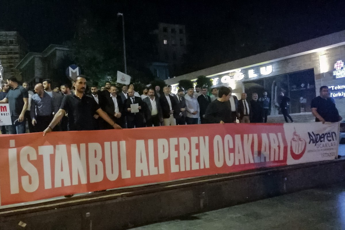 Alperen Ocakları İstanbul'da Şehit Polis Memurunu Protesto Etti