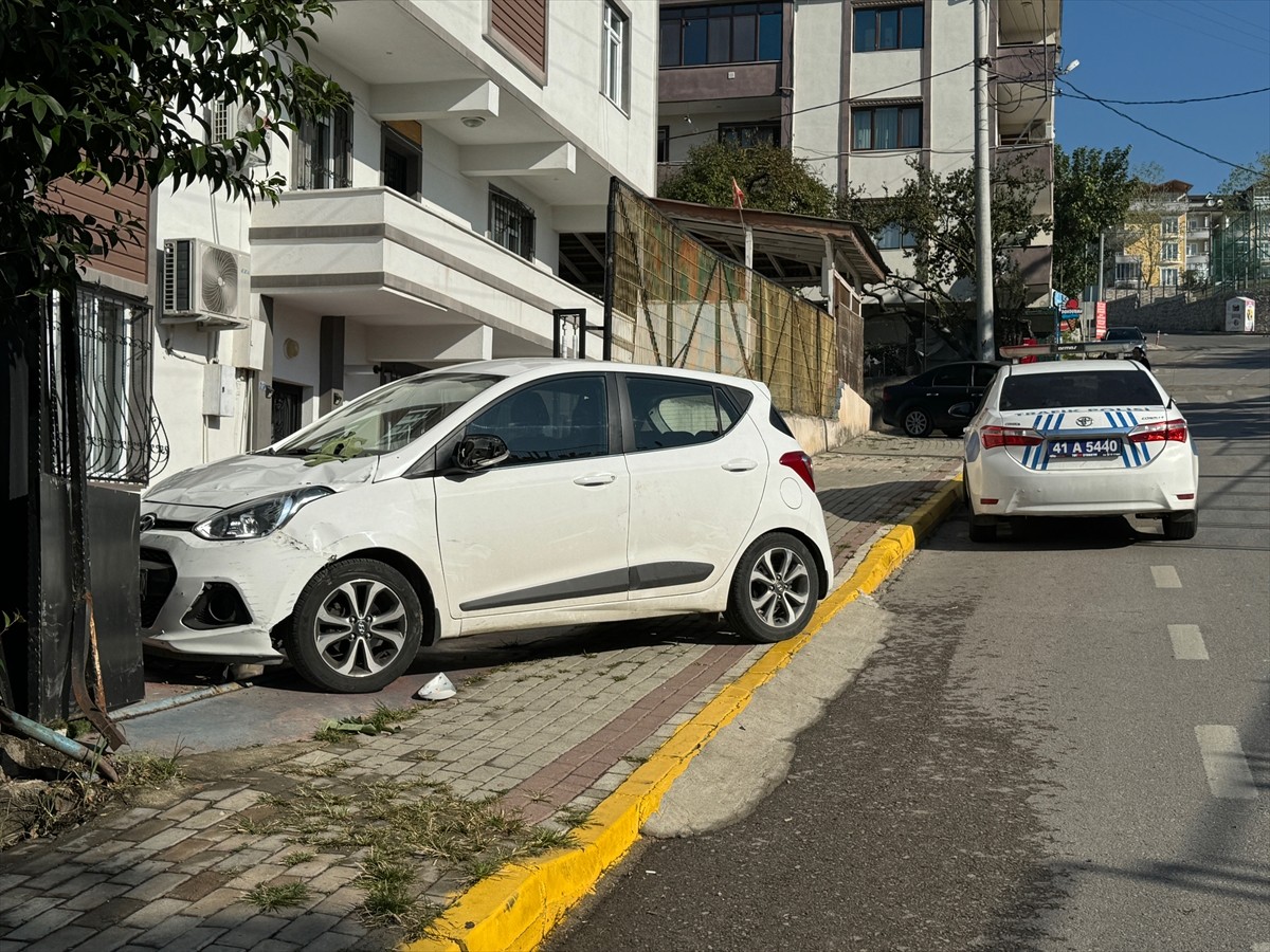 Kocaeli'de Otomobil Kazasında 3 Kişi Yaralandı