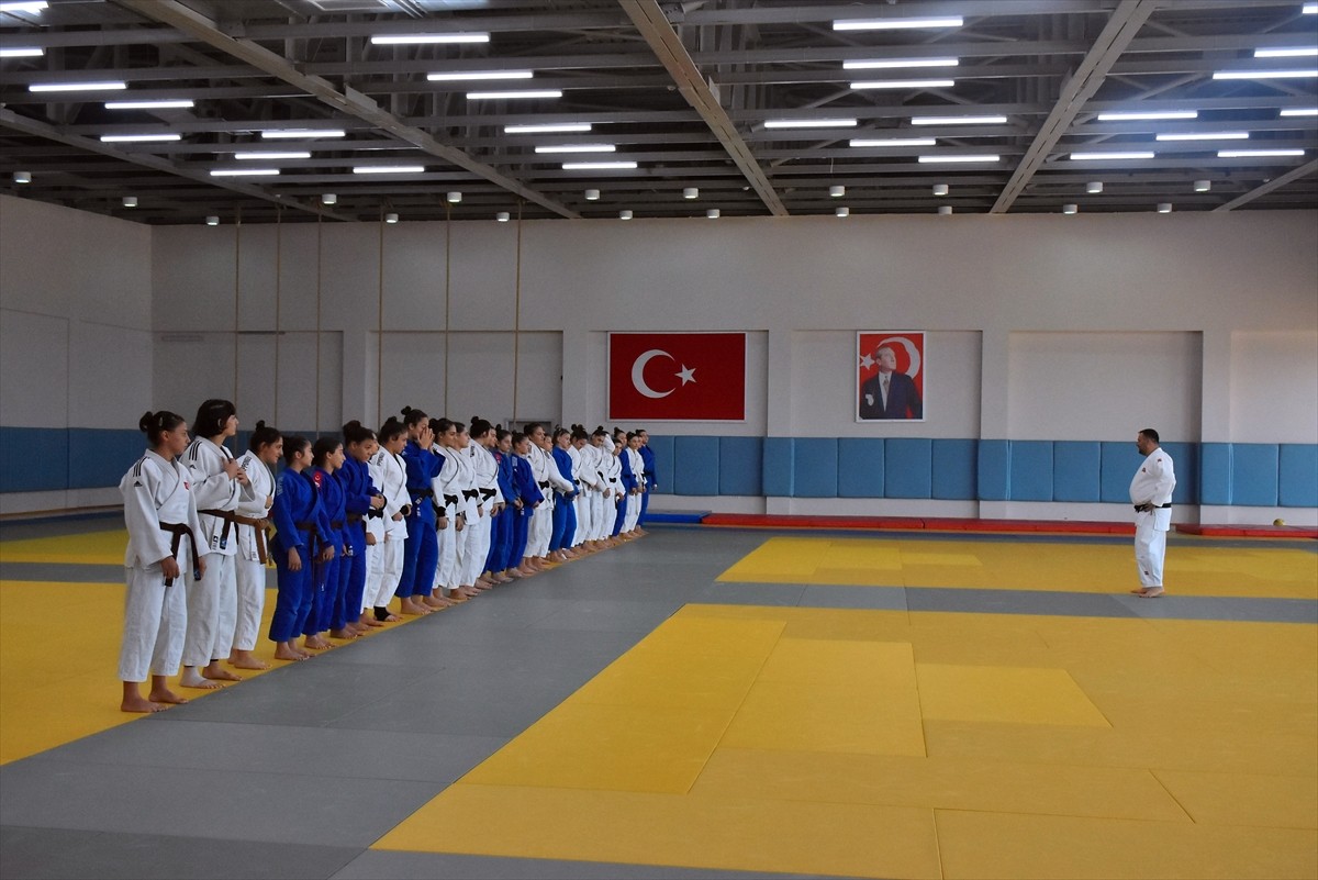 Türkiye Genç Kadın Judo Milli Takımı, Tacikistan'da Şampiyonluk Peşinde