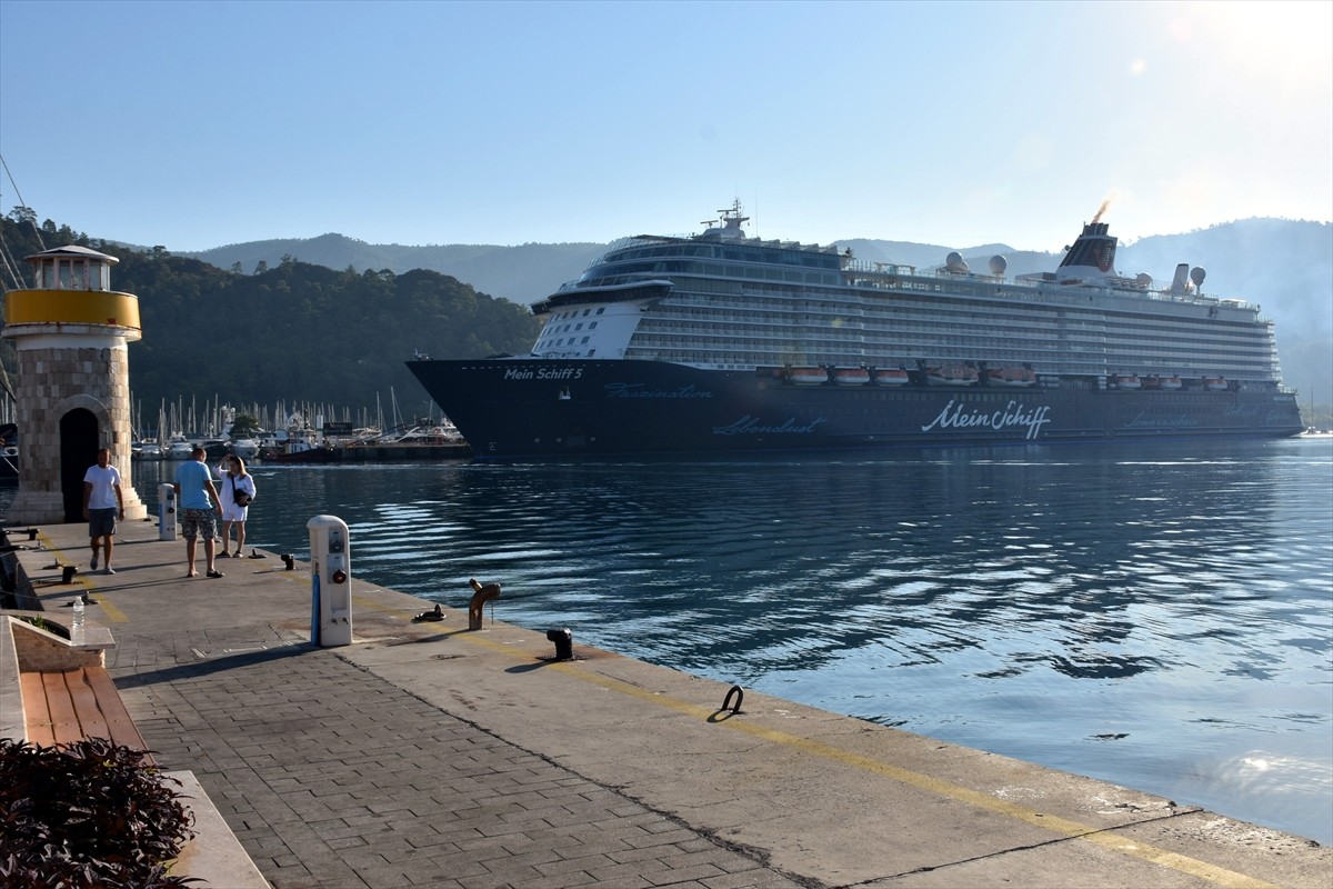 Mein Schiff 5 Kruvaziyeri Marmaris Limanı'na Demir Attı