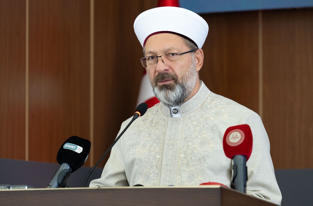 Diyanet İşleri Başkanı Erbaş, Kur'an ve Bilim Sempozyumunda Din-Bilim İlişkisini Ele Aldı