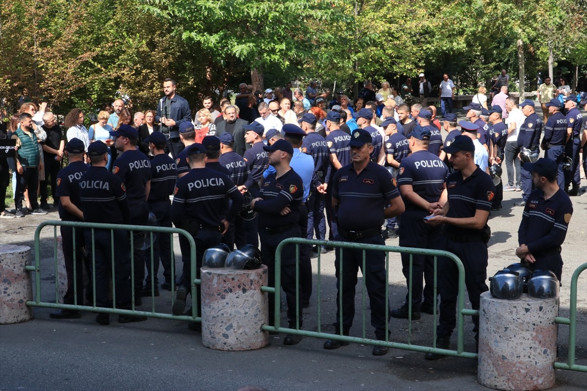 Arnavutluk'ta Belediye Başkanı Veliaj'a İstifa Çağrıları Devam Ediyor