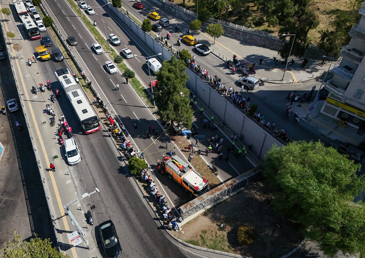 İzmir'de Alt Geçite Düşen Otomobilde 3 Kişi Hayatını Kaybetti