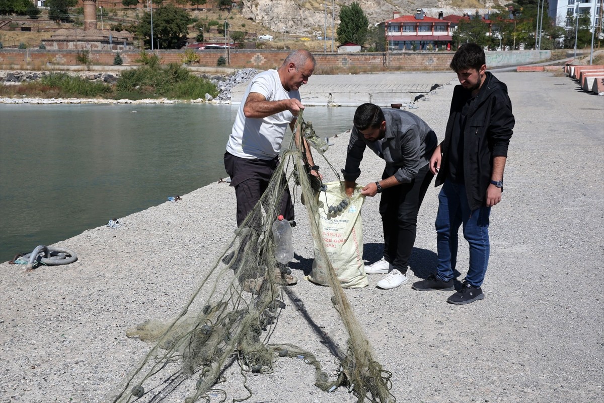 Bitlis'te Dalgıçlar Hayalet Ağı Temizledi