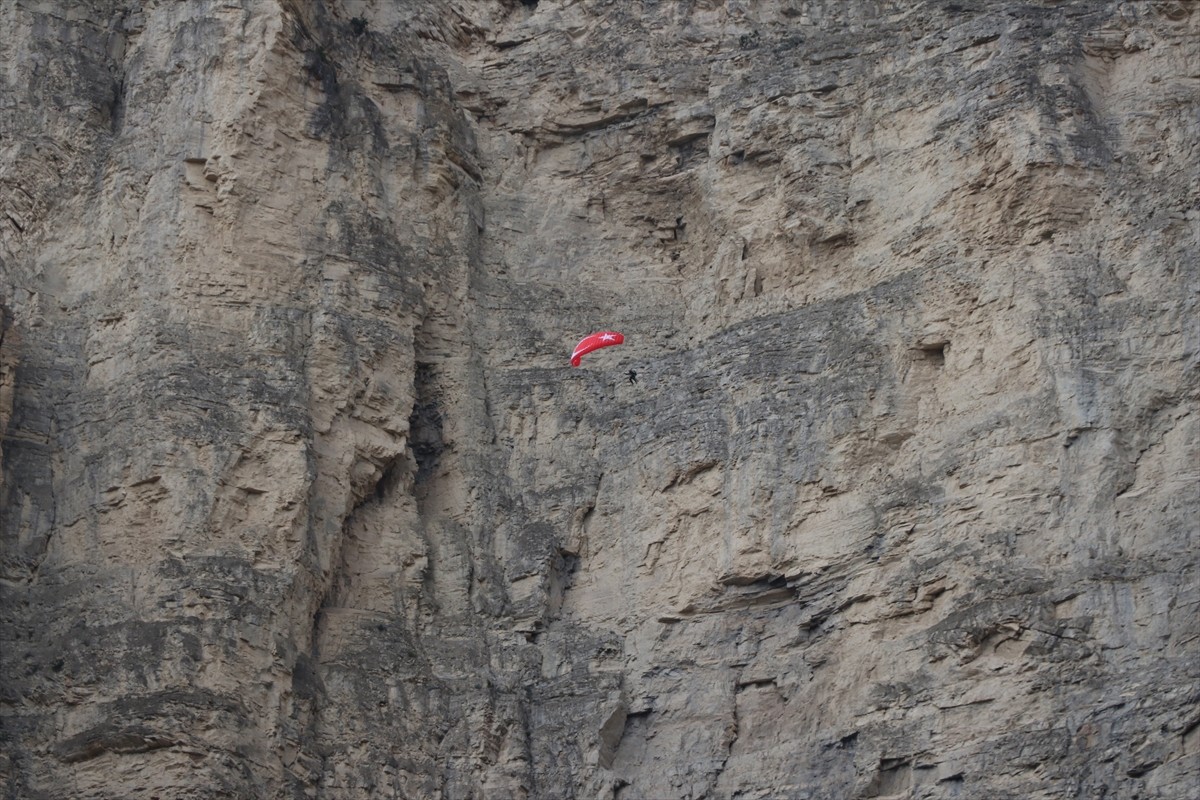 Erzurum'da Ekstrem Spor Heyecanı: Wingsuit ve Akrobasi Gösterisi