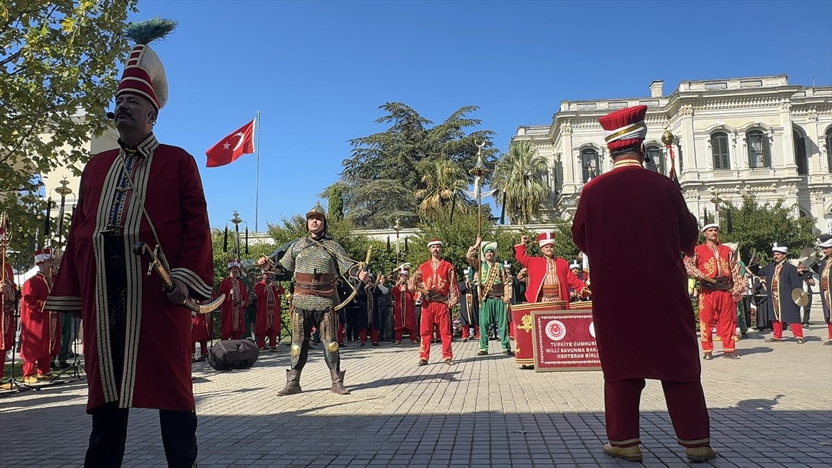 Yıldız Sarayı'nda Mehteran Birliği Gösterisi Büyük İlgi Topladı