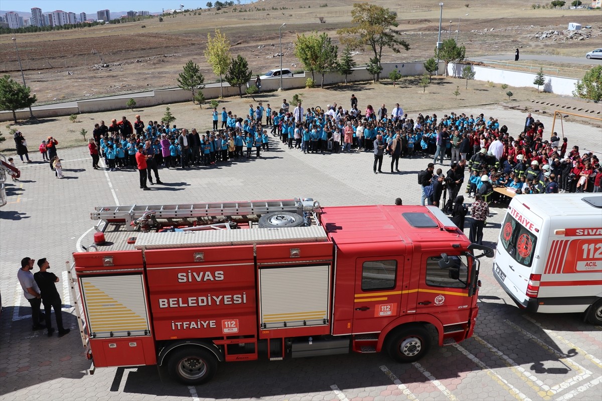 Sivas'ta Öğrencilerin İtfaiyecilere Sürprizi