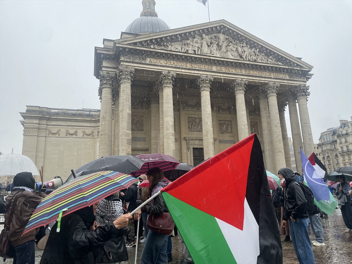 Paris'te Öğrenciler Gazze İçin Bir Araya Geldi