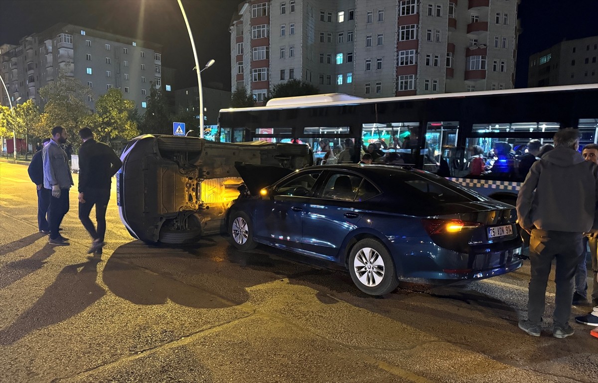 Erzurum'da İki Araç Kolayca Çarpıştı: 6 Yaralı