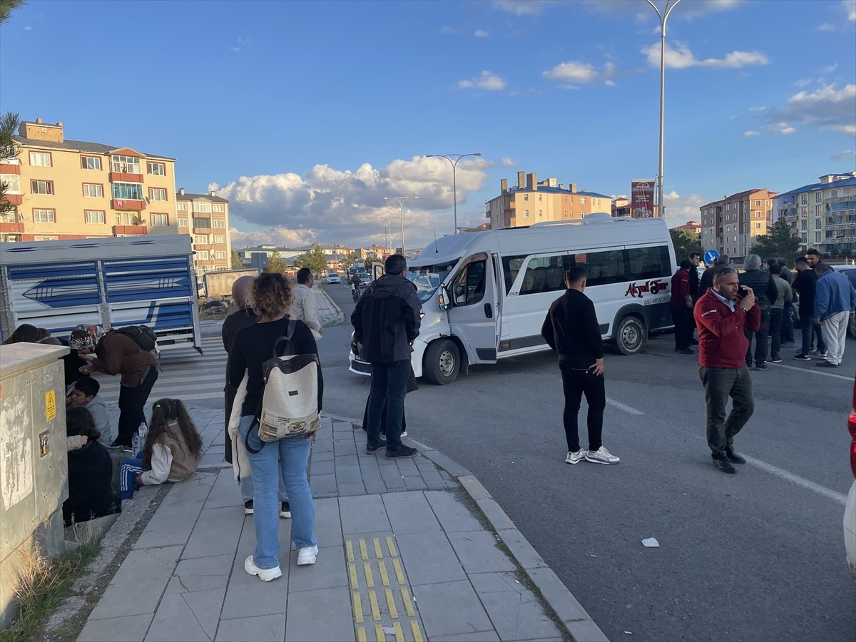 Kars'ta Öğrenci Servisi ile Otomobil Çarpıştı: 6 Yaralı