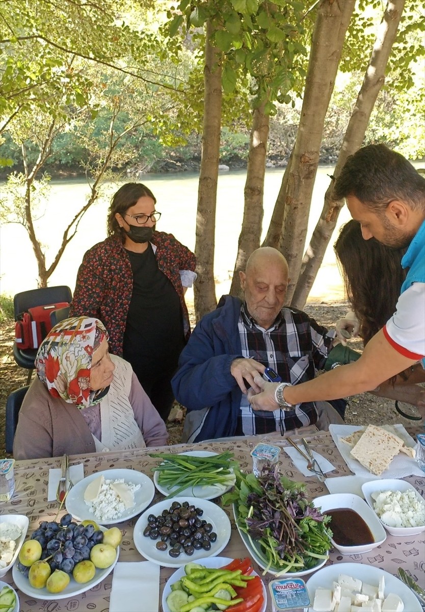 Tunceli'de Yaşlılar Doğayla Buluşuyor