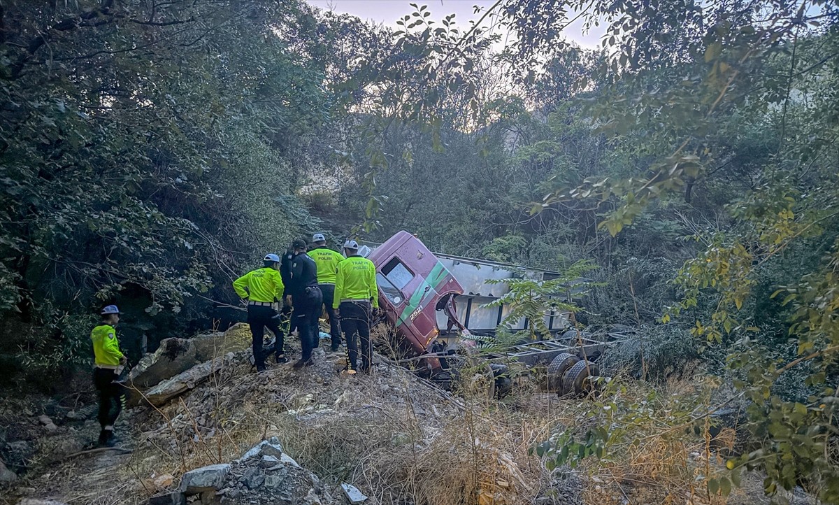 Konya'da Feci Kaza: Kamyon Şarampole Devrildi