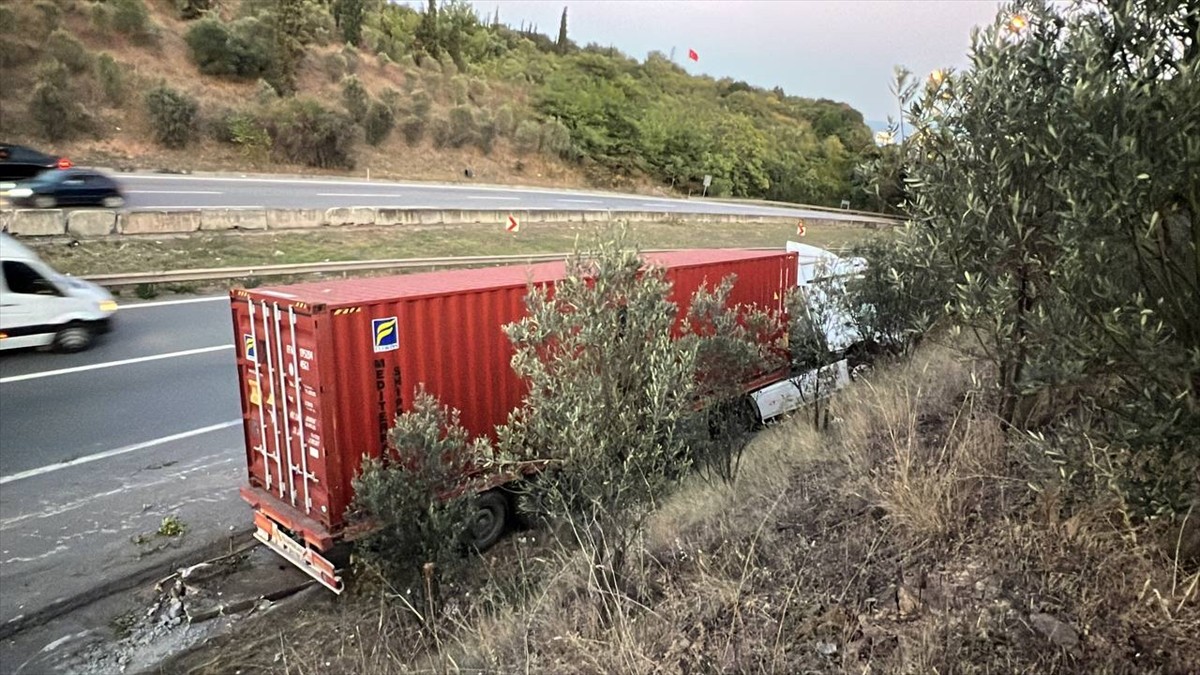 Kocaeli'de Tır Kazası: Sürücü Yaralandı