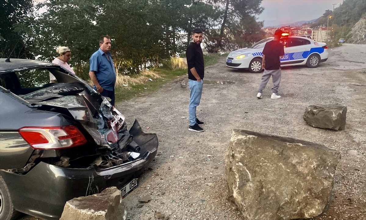 Sinop'ta Yamaçtan Kaya Parçası Düşerek Araçta Hasara Yol Açtı