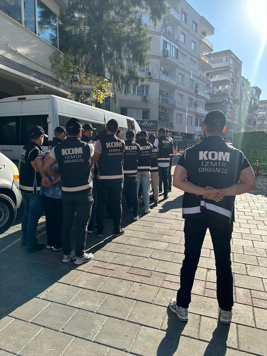 İzmir'de Silah Kaçakçılığına Baskın: 7 Kişi Tutuklandı